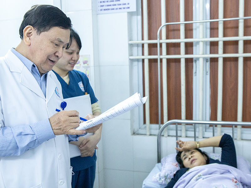 pho-giao-su-tien-si-phan-quang-doan-tham-benh-nhan