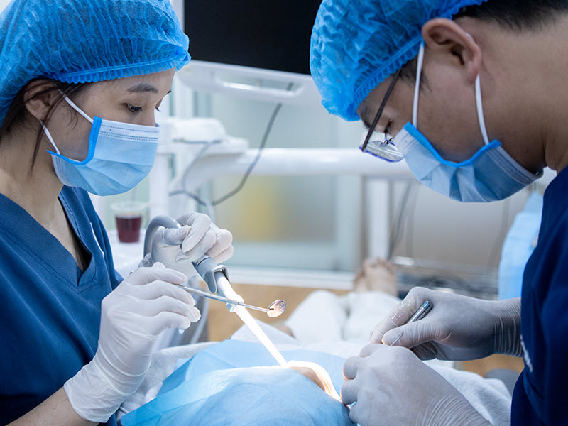 Nhổ răng khôn có đau không? Nên nhổ khi nào? nho-rang-khon-tai-benh-vien-nga-tu-ho-1