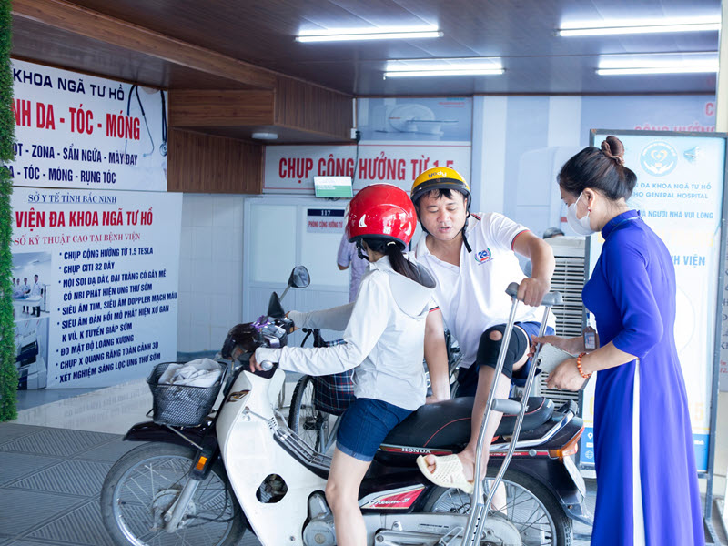 hinh-anh-kham-chua-benh-tai-benh-vien-nga-tu-ho-1