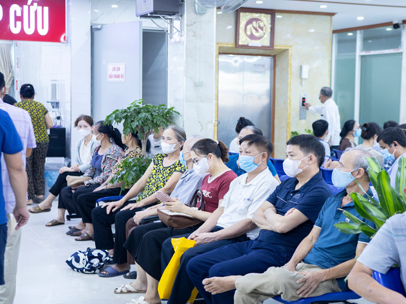 hinh-anh-kham-chua-benh-tai-benh-vien-nga-tu-ho-11