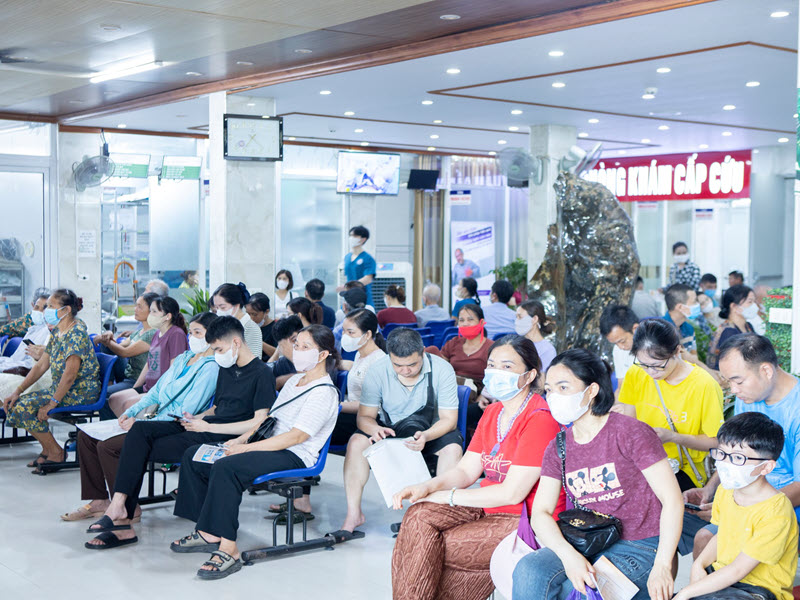 hinh-anh-kham-chua-benh-tai-benh-vien-nga-tu-ho-3