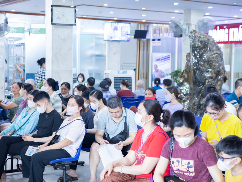 hinh-anh-kham-chua-benh-tai-benh-vien-nga-tu-ho-4