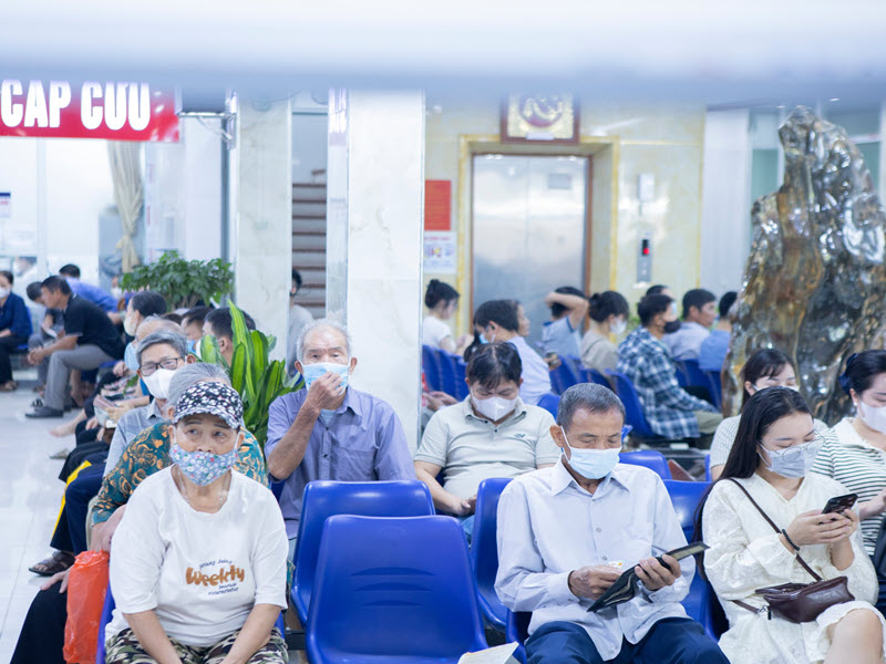 hinh-anh-kham-chua-benh-tai-benh-vien-nga-tu-ho-5