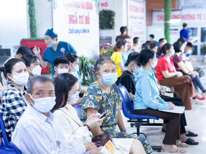 hinh-anh-kham-chua-benh-tai-benh-vien-nga-tu-ho-6