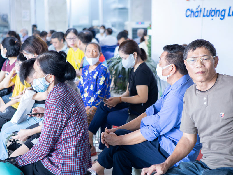 hinh-anh-kham-chua-benh-tai-benh-vien-nga-tu-ho-7