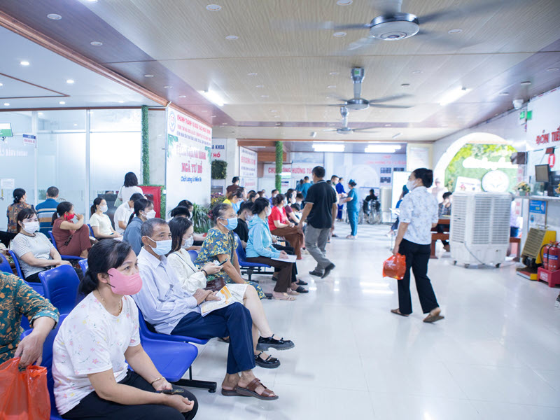 hinh-anh-kham-chua-benh-tai-benh-vien-nga-tu-ho-8