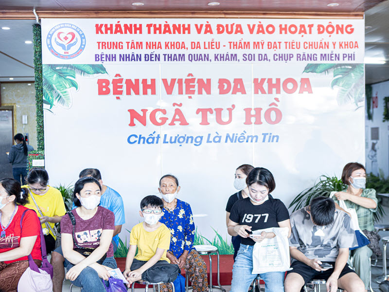 hinh-anh-kham-chua-benh-tai-benh-vien-nga-tu-ho-9