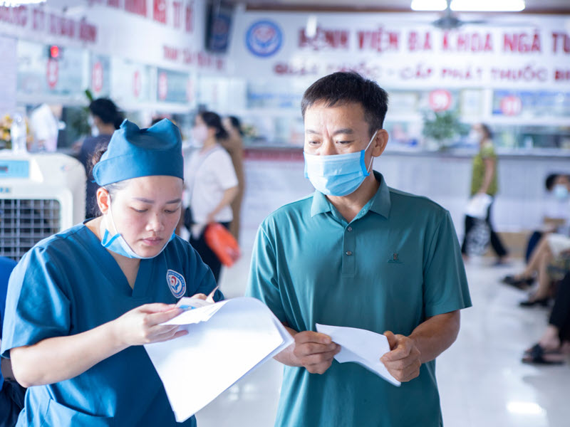 hinh-anh-kham-chua-benh-tai-benh-vien-nga-tu-ho