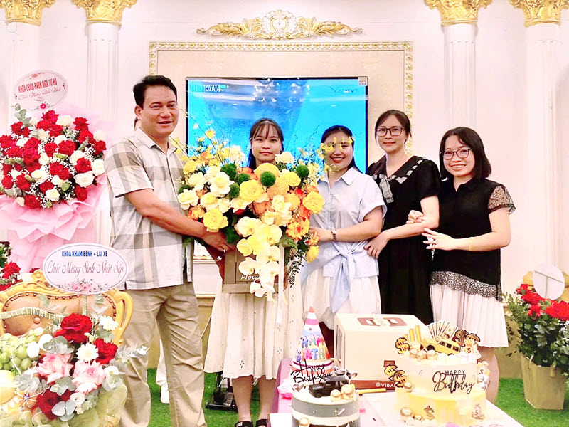 chuc-mung-sinh-nhat-sep-khuc-dinh-kien-chu-tich-hdqt-benh-vien-da-khoa-nga-tu-ho-1