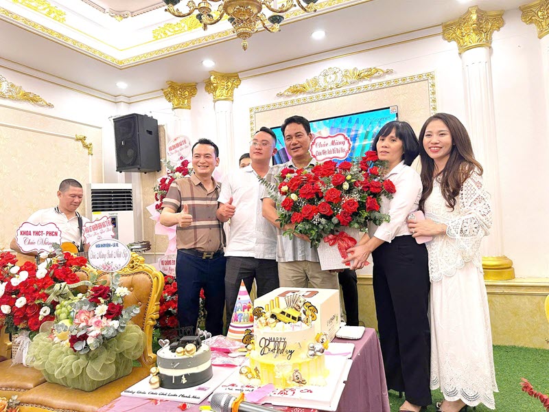 chuc-mung-sinh-nhat-sep-khuc-dinh-kien-chu-tich-hdqt-benh-vien-da-khoa-nga-tu-ho-3