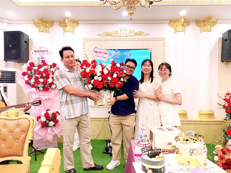 chuc-mung-sinh-nhat-sep-khuc-dinh-kien-chu-tich-hdqt-benh-vien-da-khoa-nga-tu-ho-4