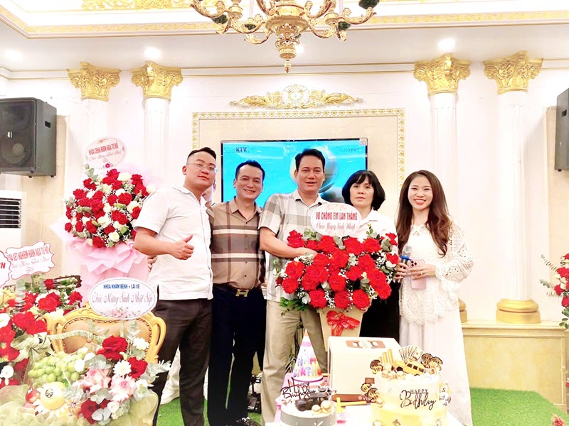 chuc-mung-sinh-nhat-sep-khuc-dinh-kien-chu-tich-hdqt-benh-vien-da-khoa-nga-tu-ho-5