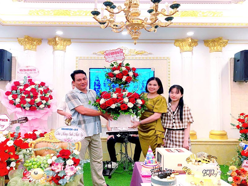 chuc-mung-sinh-nhat-sep-khuc-dinh-kien-chu-tich-hdqt-benh-vien-da-khoa-nga-tu-ho-6