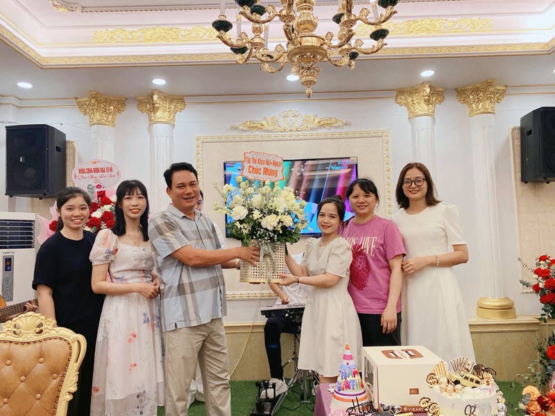 chuc-mung-sinh-nhat-sep-khuc-dinh-kien-chu-tich-hdqt-benh-vien-da-khoa-nga-tu-ho-7