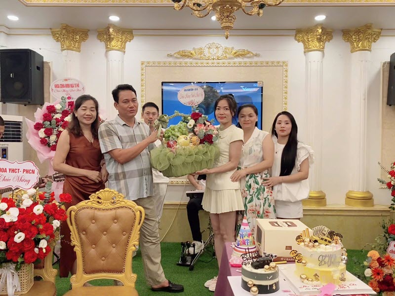 chuc-mung-sinh-nhat-sep-khuc-dinh-kien-chu-tich-hdqt-benh-vien-da-khoa-nga-tu-ho-8