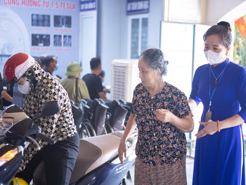 hinh-anh-lam-viec-ngay-cuoi-tuan-tai-benh-vien-1