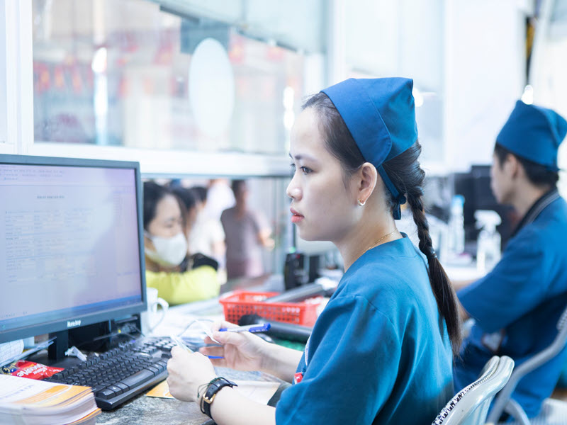 hinh-anh-lam-viec-ngay-cuoi-tuan-tai-benh-vien-2