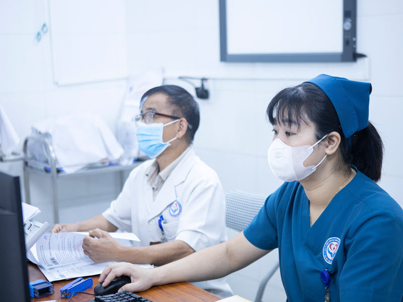 hinh-anh-lam-viec-ngay-cuoi-tuan-tai-benh-vien-6