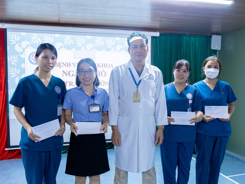 khen-thuong-con-em-cac-can-bo-benh-vien-1