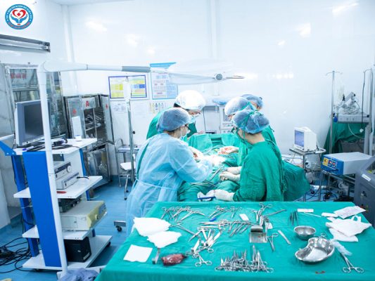 PHẪU THUẬT THÀNH CÔNG KHỐI U NANG BUỒNG TRỨNG LỚN-1