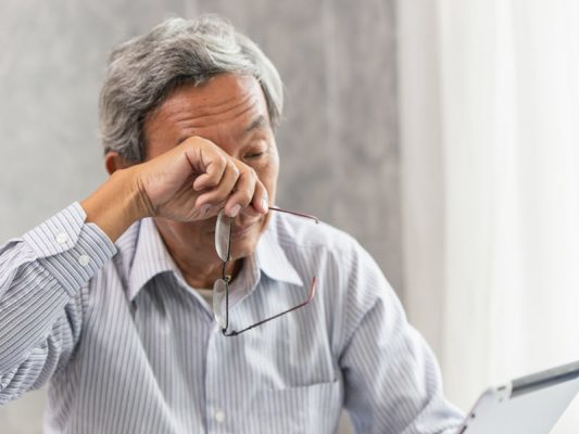 kham-mat-cho-nguoi-gia