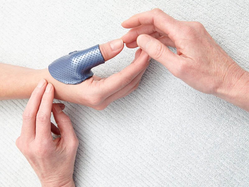 cach-dieu-tri-benh-ngon-tay-lo-xo-viem-gan-gap