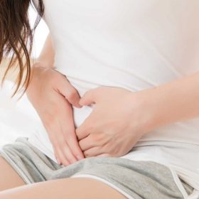 dau-bung-duoi-o-nu-gioi-la-benh-gi